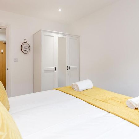 Watford Town Centre, Serviced One Bed Flat With Choice Of King Or Twin Beds, Sleeps Up To 4 Sharing, Free Wifi And Free Movies Λονδίνο Εξωτερικό φωτογραφία