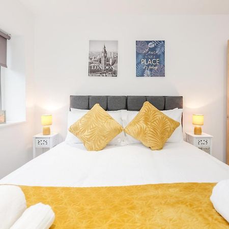 Watford Town Centre, Serviced One Bed Flat With Choice Of King Or Twin Beds, Sleeps Up To 4 Sharing, Free Wifi And Free Movies Λονδίνο Εξωτερικό φωτογραφία