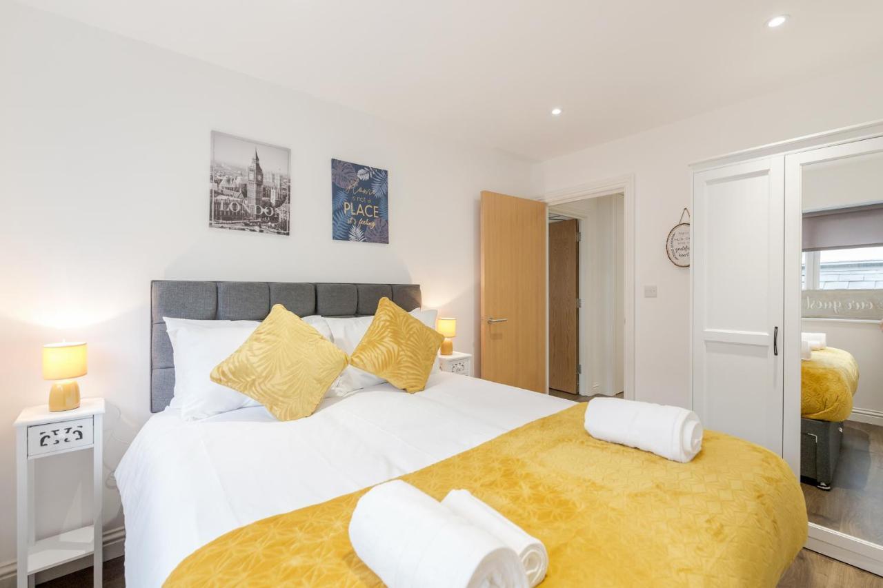Watford Town Centre, Serviced One Bed Flat With Choice Of King Or Twin Beds, Sleeps Up To 4 Sharing, Free Wifi And Free Movies Λονδίνο Εξωτερικό φωτογραφία
